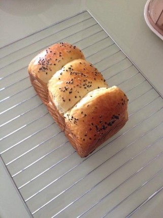 北海道吐司制作全攻略：从汤种法到黄金配方的柔软秘诀，轻松在家享受顶级面包口感