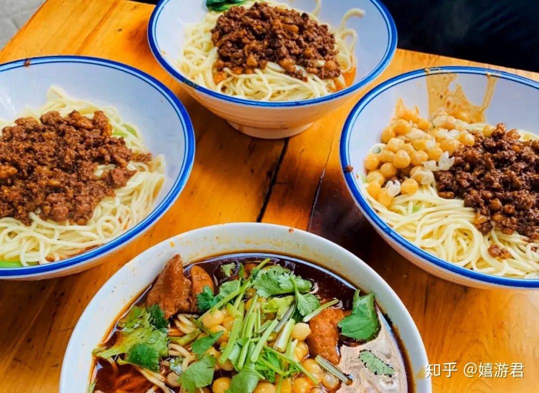 重庆老太婆摊摊面:30年坚守的老街味道,带你寻味山城最地道的麻辣记忆 重庆老太婆摊摊面:30年坚守的老街味道,带你寻味山城最地道的麻辣记忆